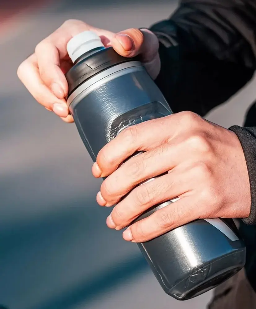 anfora negra con manos.webp